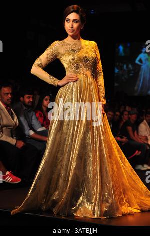 26 août 2013 - Bollywood actres Karishma Kapoor (Karisma Kapoor) marche sur la rampe pour le créateur de mode Vikram Phadnis pendant la semaine de la mode Lakme hiver / festive 2013 à Mumbai, Inde le 25 août 2013. Crédit photo : Indian photo Agency (crédit image : © INPA/ZUMAPRESS.com) Banque D'Images