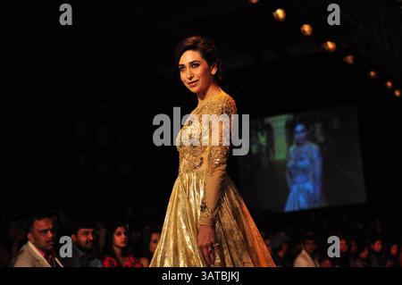 26 août 2013 - Bollywood actres Karishma Kapoor (Karisma Kapoor) marche sur la rampe pour le créateur de mode Vikram Phadnis pendant la semaine de la mode Lakme hiver / festive 2013 à Mumbai, Inde le 25 août 2013. Crédit photo : Indian photo Agency (crédit image : © INPA/ZUMAPRESS.com) Banque D'Images