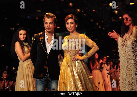 26 août 2013 - Bollywood actres Karishma Kapoor (Karisma Kapoor) marche sur la rampe pour le créateur de mode Vikram Phadnis pendant la semaine de la mode Lakme hiver / festive 2013 à Mumbai, Inde le 25 août 2013. Crédit photo : Indian photo Agency (crédit image : © INPA/ZUMAPRESS.com) Banque D'Images