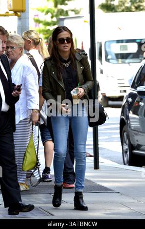 26 août 2013 - New York City, NY, États-Unis - L'actrice Zoey Deutch marche à Soho le 26 2013 août à New York (crédit image : © Curtis Means/Ace Pictures/ZUMAPRESS.com) Banque D'Images