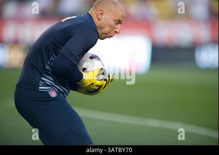 10 septembre 2013 - Columbus, Ohio, U. S - 10 septembre 2013 : le gardien de l'équipe nationale masculine des ÉTATS-UNIS Brad Guzan (12 ans) prend un ballon à la section médiane alors qu'il se réchauffe avant l'équipe nationale masculine des États-Unis vs équipe nationale du Mexique - match qualificatif pour la Coupe du monde au Columbus Crew Stadium - Columbus, OHIO. (Crédit image : Å© Kostas Lymperopoulos/ Sport Media)(crédit image : © Kostas Lymperopoulos/Cal Sport Media/ZUMAPRESS.com) Banque D'Images