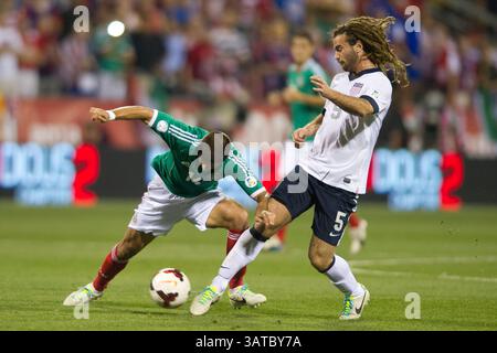 10 septembre 2013 - Columbus, Ohio, U. S - 10 septembre 2013 : L'attaquant de l'équipe nationale mexicaine Javier Hernandez (14 ans) retient le milieu de terrain de l'équipe nationale masculine américaine Kyle Beckerman (5 ans) lors du match de qualification de l'équipe nationale masculine des États-Unis vs équipe nationale du Mexique - Coupe du monde au Columbus Crew Stadium - Columbus, OHIO. (Crédit image : â© Kostas Lymperopoulos/ Sport Media)(crédit image : © Kostas Lymperopoulos/Cal Sport Media/ZUMAPRESS.com) Banque D'Images