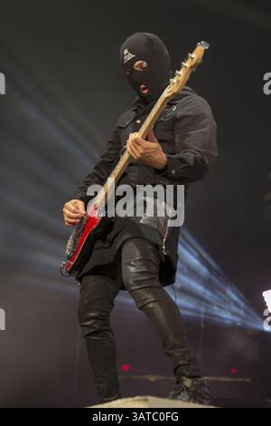 10 septembre 2013 - Fairfax, Virginie, U. S - le bassiste PETE WENTZ de Fall Out Boy joue alors qu'il porte un masque au Patriot Center de Fairfax, en Virginie (crédit image : © Daniel DeSlover/ZUMAPRESS.com) Banque D'Images