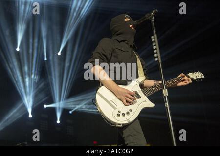 10 septembre 2013 - Fairfax, Virginie, U. S - le guitariste et chanteur PATRICK STUMP de Fall Out Boy joue alors qu'il porte un masque au Patriot Center de Fairfax, en Virginie (crédit image : © Daniel DeSlover/ZUMAPRESS.com) Banque D'Images