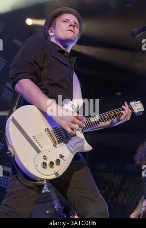 10 septembre 2013 - Fairfax, Virginie, U. S - guitariste et chanteur PATRICK STUMP de Fall Out Boy joue au Patriot Center de Fairfax, Virginie (crédit image : © Daniel DeSlover/ZUMAPRESS.com) Banque D'Images
