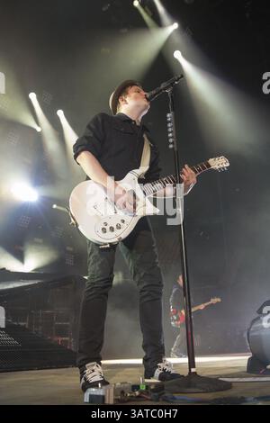 10 septembre 2013 - Fairfax, Virginie, U. S - guitariste et chanteur PATRICK STUMP de Fall Out Boy joue au Patriot Center de Fairfax, Virginie (crédit image : © Daniel DeSlover/ZUMAPRESS.com) Banque D'Images