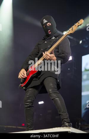 10 septembre 2013 - Fairfax, Virginie, U. S - le bassiste PETE WENTZ de Fall Out Boy joue alors qu'il porte un masque au Patriot Center de Fairfax, en Virginie (crédit image : © Daniel DeSlover/ZUMAPRESS.com) Banque D'Images
