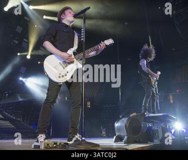 10 septembre 2013 - Fairfax, Virginie, U. S - le chanteur PATRICK STUMP (l) et le guitariste JOE TROHMAN de Fall Out Boy jouent au Patriot Center de Fairfax, Virginie (crédit image : © Daniel DeSlover/ZUMAPRESS.com) Banque D'Images