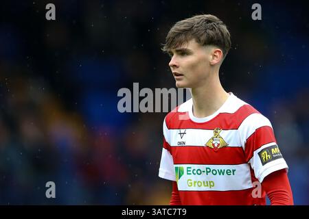Birkenhead, Royaume-Uni. 18 avril 2025. Charlie Crew de Doncaster Rovers regarde. EFL Skybet Football League Two match, Tranmere Rovers v Doncaster Rovers à Prenton Park, Birkenhead, Wirral le vendredi Saint 18 avril 2025. Cette image ne peut être utilisée qu'à des fins éditoriales. Usage éditorial exclusif, .pic par Chris Stading/ crédit : Andrew Orchard sports Photography/Alamy Live News Banque D'Images