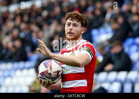 Birkenhead, Royaume-Uni. 18 avril 2025. Jack Senior de Doncaster Rovers regarde. EFL Skybet Football League Two match, Tranmere Rovers v Doncaster Rovers à Prenton Park, Birkenhead, Wirral le vendredi Saint 18 avril 2025. Cette image ne peut être utilisée qu'à des fins éditoriales. Usage éditorial exclusif, .pic par Chris Stading/ crédit : Andrew Orchard sports Photography/Alamy Live News Banque D'Images