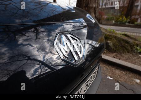 Emblème MG en vue rapprochée. Logo de la marque sur l'extérieur d'une voiture électrique chinoise. Identité de la société technologique et automobile sur le capot. Banque D'Images