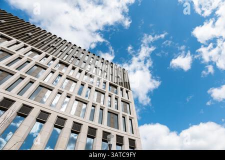 Nouvelle façade du bâtiment du siège de la ville de Dresde du 'Verwaltungszentrum' (centre administratif). Architecture moderne du bâtiment public. Banque D'Images