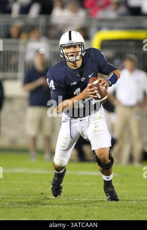 14 septembre 2013 - College Park, Pennsylvanie, U. S - quarterback des Nittany Lions de Penn State CHRISTIAN HACKENBERG (14 ans) pendant la 2ème moitié du match de football NCAA entre les Nittany Lions de Penn State et les Knights de l'UCF au Beaver Stadium à College Park, PA. UCF Knights bat Penn State Nittany Lions 34-31. (Crédit image : © Vinny Carchietta/ZUMAPRESS.com) Banque D'Images