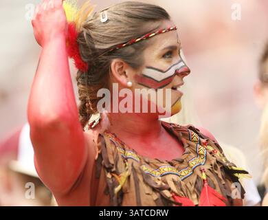 14 septembre 2013 - Tallahassee, FL, États-Unis - Les fans de l'État de Floride encouragent avant le match contre le Nevada au stade Doak Campbell de Tallahassee, Floride, le samedi 14 septembre 2013. Le FSU a battu le Nevada, 62-7. (Crédit image : © Stephen M. Dowell/MCT/ZUMAPRESS.com) Banque D'Images
