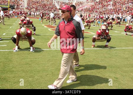 14 septembre 2013 - Tallahassee, FL, États-Unis - Jimbo Fisher, entraîneur-chef de l'État de Floride, traverse le terrain avant le match contre le Nevada au Doak Campbell Stadium à Tallahassee, Floride, le samedi 14 septembre 2013. Le FSU a battu le Nevada, 62-7. (Crédit image : © Stephen M. Dowell/MCT/ZUMAPRESS.com) Banque D'Images