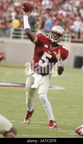 14 septembre 2013 - Tallahassee, FL, États-Unis - le quarterback de l'État de Floride Jameis Winston lance pendant le match contre le Nevada au Doak Campbell Stadium de Tallahassee, Floride, le samedi 14 septembre 2013. Le FSU a battu le Nevada, 62-7. (Crédit image : © Stephen M. Dowell/MCT/ZUMAPRESS.com) Banque D'Images