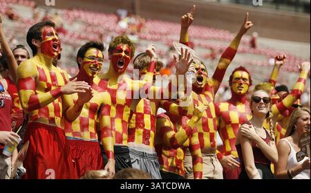 14 septembre 2013 - Tallahassee, FL, États-Unis - les fans de Florida State encouragent avant le match contre le Nevada au stade Doak Campbell de Tallahassee, Floride, le samedi 14 septembre 2013. Le FSU a battu le Nevada, 62-7. (Crédit image : © Stephen M. Dowell/MCT/ZUMAPRESS.com) Banque D'Images