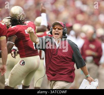 14 septembre 2013 - Tallahassee, FL, États-Unis - Jimbo Fisher, entraîneur de l'État de Floride, célèbre pendant le match contre le Nevada au stade Doak Campbell de Tallahassee, Floride, le samedi 14 septembre 2013. Le FSU a battu le Nevada, 62-7. (Crédit image : © Stephen M. Dowell/MCT/ZUMAPRESS.com) Banque D'Images