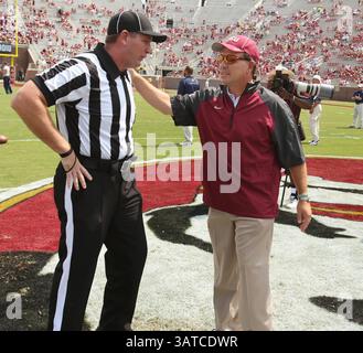 14 septembre 2013 - Tallahassee, FL, États-Unis - Jimbo Fisher, entraîneur-chef de l'État de Floride, s'entretient avec un officiel avant le match contre le Nevada au Doak Campbell Stadium à Tallahassee, Floride, le samedi 14 septembre 2013. Le FSU a battu le Nevada, 62-7. (Crédit image : © Stephen M. Dowell/MCT/ZUMAPRESS.com) Banque D'Images