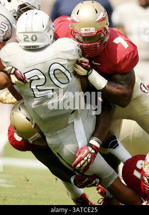 14 septembre 2013 - Tallahassee, FL, États-Unis - Christian Jones (7), linebacker de Floride, frappe Chris Solomon (20 ans) au Nevada lors d'un match au Doak Campbell Stadium à Tallahassee, Floride, le samedi 14 septembre 2013. Le FSU a battu le Nevada, 62-7. (Crédit image : © Stephen M. Dowell/MCT/ZUMAPRESS.com) Banque D'Images