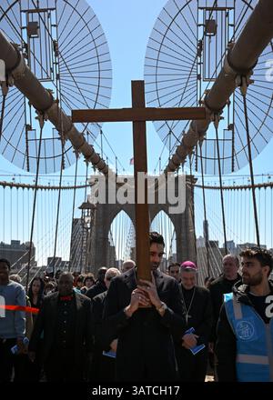 Les membres de l'archidiocèse de New York et du diocèse de Brooklyn ouvrent la voie de la procession de la Croix sur le pont de Brooklyn le 18 avril 2025 Banque D'Images