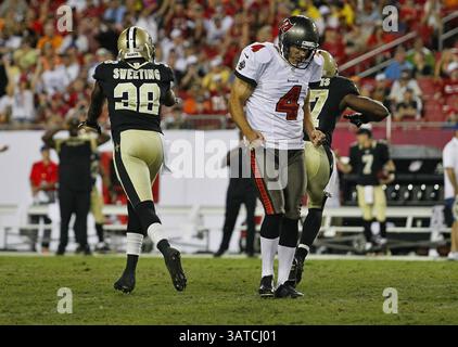 15 septembre 2013 - Tampa, FL, États-Unis - le kicker des Buccaneers de Tampa Bay Rian Lindell (4) réagit à avoir manqué une tentative de 47 yards dans le quatrième quart-temps contre les New Orleans au Raymond James Stadium de Tampa, Floride, le dimanche 15 septembre 2013. (Crédit image : © Daniel Wallace/MCT/ZUMAPRESS.com) Banque D'Images