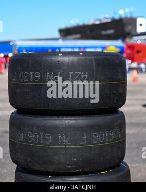 Rockingham, Caroline du Nord, États-Unis. 18 avril 2025. 18 avril 2025, Rockingham, Caroline du Nord, États-Unis : les pneus Goodyear Racing Eagle sont empilés dans le garage du Rockingham Speedway. Les courses du week-end marquent le retour des épreuves NASCAR au Rock depuis 2013. Le site accueillait auparavant des courses de 1984 à 2004. © 2025 Timothy L. Hale/ZUMA Press Wire (crédit image : © Timothy L. Hale/ZUMA Press Wire) USAGE ÉDITORIAL SEULEMENT ! Non destiné à UN USAGE commercial ! Crédit : ZUMA Press, Inc/Alamy Live News Banque D'Images