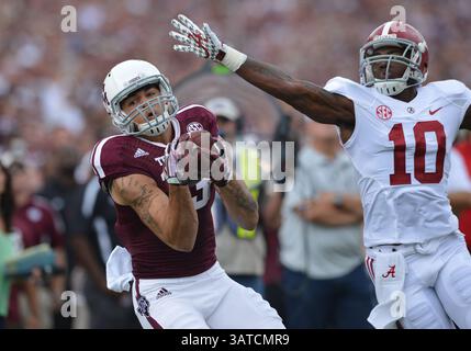 16 septembre 2013 - College Station, Texas, États-Unis - 14 septembre 2013 - College Station, Texas, États-Unis - 14 septembre 2013 : Mike Evans (13 ans), récepteur large du Texas A&M Aggies, attrape le ballon contre l'Alabama Crimson Tide Defensive Back John Fulton (10 ans) pendant le match entre l'Université de l'Alabama Crimson Tide et les Texas A&M University Aggies au Kyle Field Stadium de College Station, Texas. L'Alabama mène la 1ère mi-temps contre Texas A&M, 28-14.(image de crédit :(image de crédit : © Patrick Green/Cal Sport Media/ZUMAPRESS.com) Banque D'Images