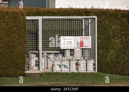 5 mars 2025 - Kuikhorne-pays-Bas : stockage extérieur sécurisé de bouteilles de gaz avec panneaux de sécurité près d'une marina de plaisance dans le village de Kuikhorne, Banque D'Images