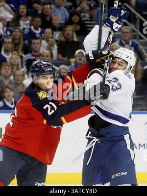 21 septembre 2013 - Tampa, FL, États-Unis - J.T. Brown (23) du Lightning de Tampa Bay se bat contre Mike Mottau (21) des Panthers de la Floride lors de la première période d'action de pré-saison au Tampa Bay Times Forum à Tampa, Floride, le samedi 21 septembre 2013. (Crédit image : © Dirk Shadd/MCT/ZUMAPRESS.com) Banque D'Images