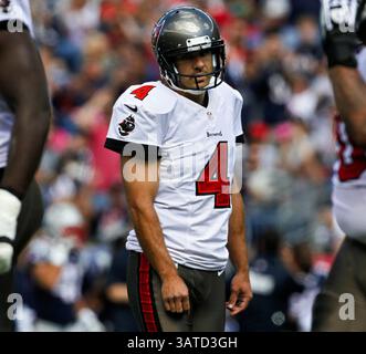 22 septembre 2013 - Foxborough, ma, États-Unis - le kicker des Buccaneers de Tampa Bay Rian Lindell (4) réagit à avoir raté un field-goal de 38 yards lors du premier quart-temps contre les Patriots de la Nouvelle-Angleterre au stade Gillette de Foxborough, Massachusetts, le dimanche 22 septembre 2013. Les Patriots ont battu les Buccaneers, 23-3. (Crédit image : © Daniel Wallace/MCT/ZUMAPRESS.com) Banque D'Images