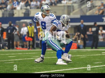 Tony Romo (9), quarterback des Dallas Cowboys, remet le ballon à DeMarco Murray (29). Durant la première moitié d'un match de football de la NFL entre Louis Rams et les Dallas Cowboys, dimanche 22 septembre 2013 à Arlington, Texas..(Credit image : Banque D'Images