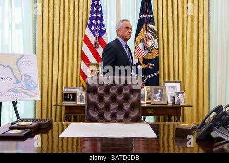 Robert F. Kennedy Jr, Secrétaire à la santé et aux services sociaux, avant la cérémonie de prestation de serment de Mehmet Oz en tant qu'Administrateur des centres pour Medicare et Medicaid services dans le Bureau ovale de la Maison Blanche, Washington, DC, États-Unis, 18 avril 2025. EPA-EFE/WILL OLIVER/POOL crédit : Sipa USA/Alamy Live News Banque D'Images