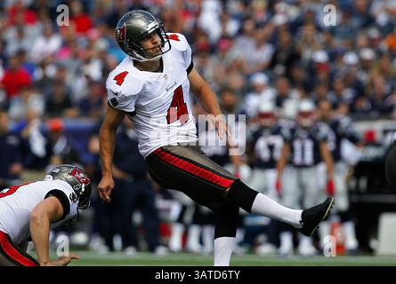 22 septembre 2013 - Foxborough, ma, États-Unis - le kicker des Buccaneers de Tampa Bay Rian Lindell (4) réagit à avoir raté un field-goal de 38 yards lors du premier quart-temps contre les Patriots de la Nouvelle-Angleterre au stade Gillette de Foxborough, Massachusetts, le dimanche 22 septembre 2013. Les Patriots ont battu les Buccaneers, 23-3. (Crédit image : © Daniel Wallace/MCT/ZUMAPRESS.com) Banque D'Images