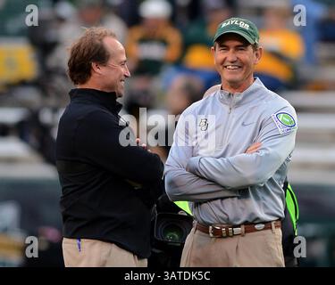 5 octobre 2013.. Entraîneur Art Briles des Baylor Bears et entraîneur Dana Holgorsen des West Virginia Mountaineers au stade Floyd Casey à Waco Texas. Baylor bat la Virginie-occidentale 73-42.(image crédit : © Robert Backman/Cal Sport Media/ZUMAPRESS.com) Banque D'Images