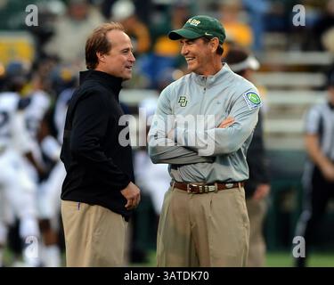 5 octobre 2013.. Entraîneur Art Briles des Baylor Bears et entraîneur Dana Holgorsen des West Virginia Mountaineers au stade Floyd Casey à Waco Texas. Baylor bat la Virginie-occidentale 73-42.(image crédit : © Robert Backman/Cal Sport Media/ZUMAPRESS.com) Banque D'Images