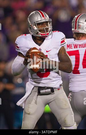 5 octobre 2013 : le quarterback Braxton Miller #5 des Buckeyes de l'Ohio State revient pour passer alors que Jack Mewhort #74, le linesman offensif des Buckeyes de l'Ohio State, protège pendant le match entre les Buckeyes de l'Ohio et les Wildcats du Nord-Ouest au Ryan Field à Evanston, Illinois. Ohio State Beat Northwestern 40-30.(image crédit : © Scott Terna/Cal Sport Media/ZUMAPRESS.com) Banque D'Images