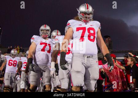 5 octobre 2013 : le linesman offensif des Buckeyes de l'Ohio State Andrew Norwell #78 et le linesman offensif des Buckeyes de l'Ohio State Corey Linsley #71 entrent dans Ryan Field avant le match entre les Buckeyes de l'Ohio State et les Wildcats du Northwestern à Ryan Field à Evanston, Illinois. Ohio State Beat Northwestern 40-30.(image crédit : © Scott Terna/Cal Sport Media/ZUMAPRESS.com) Banque D'Images