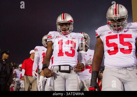 5 octobre 2013 : le quarterback Kenny Guiton #13 des Buckeyes de l'Ohio State et le linesman Tommy Brown #55 des Buckeyes de l'Ohio State entrent dans Ryan Field avant le match entre les Buckeyes de l'Ohio State et les Wildcats du Nord-Ouest à Ryan Field à Evanston, Illinois. Ohio State Beat Northwestern 40-30.(image crédit : © Scott Terna/Cal Sport Media/ZUMAPRESS.com) Banque D'Images