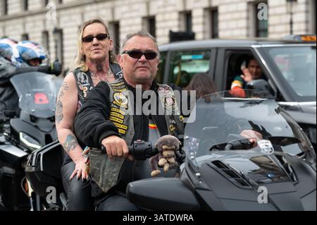 Londres, Royaume-Uni, 18 avril 2025. Rolling Thunder UK organisera une manifestation à Whitehall sur motos. La manifestation s'oppose au plan du gouvernement d'abroger le projet de loi sur l'héritage de ni, arguant qu'il ciblerait injustement les vétérans des Forces de la marine marchande alors que les anciens terroristes de l'IRA conservent l'immunité en vertu de l'accord du vendredi Saint. Crédit : Andrea Domeniconi/Alamy Banque D'Images