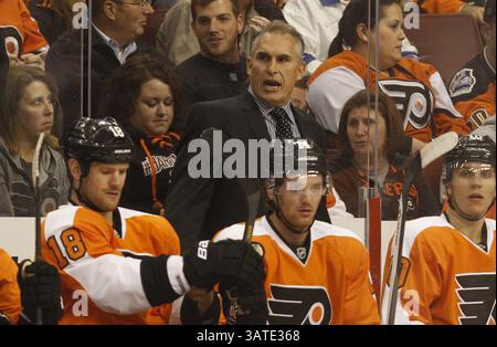 8 octobre 2013 - Philadelphie, PA, États-Unis - L'entraîneur-chef Craig Berube aboie les commandes alors que les Flyers de Philadelphie accueillent les Panthers de la Floride au Wells Fargo Center à Philadelphie, Pennsylvanie, le mardi 8 octobre 2013. (Crédit image : © Ron Cortes/MCT/ZUMAPRESS.com) Banque D'Images