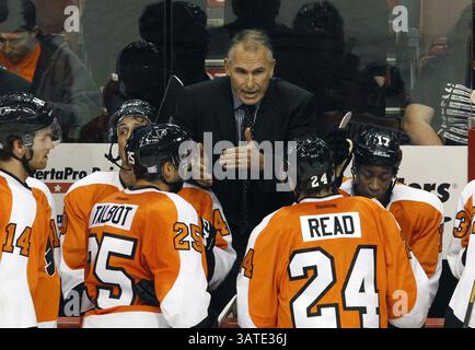8 octobre 2013 - Philadelphie, PA, États-Unis - L'entraîneur-chef Craig Berube donne des instructions aux Flyers de Philadelphie lors de la deuxième période contre les Panthers de la Floride au Wells Fargo Center à Philadelphie, Pennsylvanie, le mardi 8 octobre 2013. Les Flyers ont gagné, 2-1. (Crédit image : © Ron Cortes/MCT/ZUMAPRESS.com) Banque D'Images