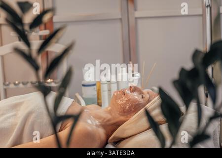 Femme bénéficiant d'un soin du visage relaxant dans un Spa Banque D'Images