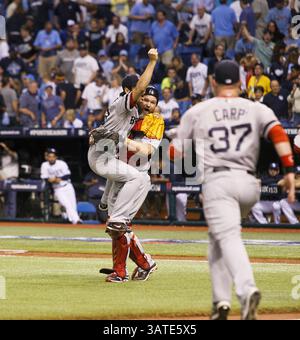 8 octobre 2013 - Petersburg, FL, USA - Boston Red Sox relief Pitcher Koji Uehara saute dans les bras du receveur David Ross après avoir frappé Evan Longoria des Tampa Bay Rays pour remporter le quatrième match de la série American League Division au Tropicana Field à Petersburg, Floride, le mardi 8 octobre 2013. Boston l'a emporté, 3-1, pour décrocher la série. (Crédit image : © Will Vragovic/MCT/ZUMAPRESS.com) Banque D'Images