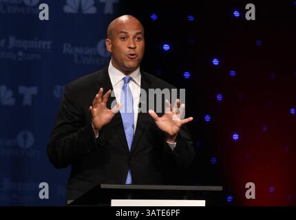 9 octobre 2013 - Glassboro, NJ, USA - le candidat au Sénat américain du New Jersey Cory Booker, maire de Newark, participe à un débat avec Steve Lonegan, ancien maire de Bogota, à l'Université Rowan de Glassboro, New Jersey, le mercredi 9 octobre 2013. (Crédit image : © Michael Bryant/MCT/ZUMAPRESS.com) Banque D'Images