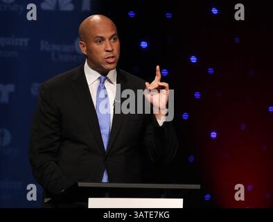 9 octobre 2013 - Glassboro, NJ, USA - le candidat au Sénat américain du New Jersey Cory Booker, maire de Newark, participe à un débat avec Steve Lonegan, ancien maire de Bogota, à l'Université Rowan de Glassboro, New Jersey, le mercredi 9 octobre 2013. (Crédit image : © Michael Bryant/MCT/ZUMAPRESS.com) Banque D'Images