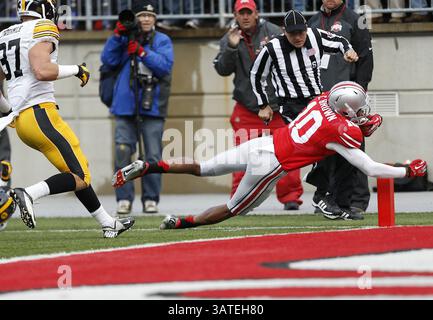 19 octobre 2013 - Columbus, OH, États-Unis - la réceptrice large des Buckeyes de l'Ohio State Philly Brown (10) plonge pour un touchdown au deuxième quart-temps contre les Buckeyes de l'Ohio State au stade Ohio à Columbus, Ohio, le samedi 19 octobre 2013. (Crédit image : © Chris Russelleamon Queeney/MCT/ZUMAPRESS.com) Banque D'Images