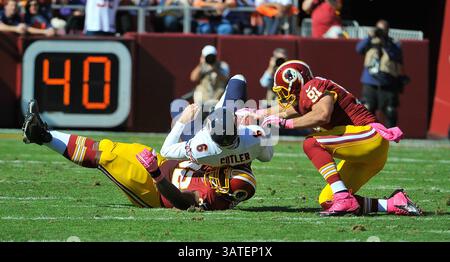 20 octobre 2013 - Landover, MD, États-Unis - le quarterback des Chicago Bears Jay Cutler (6) est limogé par Jarvis Jenkins (99), l'équipe défensive des Washington Redskins, alors que Ryan Kerrigan (91) termine en première mi-temps à FedEx Field à Landover, MD, le dimanche 20 octobre 2013. Le quarterback des Chicago Bears, Jay Cutler (6 ans), a été blessé lors de la pièce. (Crédit image : © Mark Gail/MCT/ZUMAPRESS.com) Banque D'Images