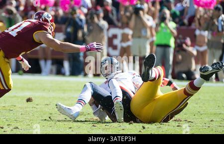 20 octobre 2013 - Landover, MD, États-Unis - le quarterback des Chicago Bears Jay Cutler (6) est limogé par Jarvis Jenkins (99), l'équipe défensive des Washington Redskins, alors que Ryan Kerrigan (91) termine en première mi-temps à FedEx Field à Landover, MD, le dimanche 20 octobre 2013. Le quarterback des Chicago Bears, Jay Cutler (6 ans), a été blessé dans la pièce (crédit image : © Harry E. Walker/MCT/ZUMAPRESS.com) Banque D'Images