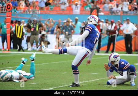 20 octobre 2013 - Miami Gardens, FL, États-Unis - Dan Carpenter, le kicker des Buffalo Bills, frappe le field goal gagnant contre les Miami Dolphins au Sun Life Stadium de Miami Gardens, Floride, le dimanche 20 octobre 2013. (Crédit image : © Joe Cavaretta/MCT/ZUMAPRESS.com) Banque D'Images
